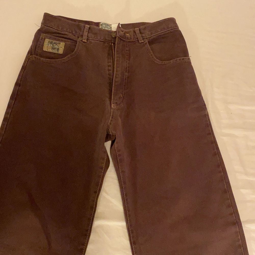 Säljer dessa vintage jeans i brunt. Svårt att ta bild då de är för små för mig, men kan ev lösa fler bilder! För referens är jag ca 173 och bär vanligtvis M / 30.32 och dessa var för tajta men funkar i längd. Storlek oklar men passar nog S. Jeans & Byxor.