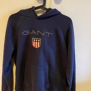Gant hoddie - Knappt använd hoddie, nypris 800kr från kidsbrandstore passar M/L (170cm) Självklar passar den som har st S också men det får man välja själv