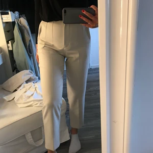 Kostym byxor  - Super fina kostym byxor från zara, världens finaste beigea färg 