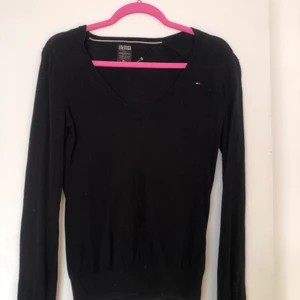 Tommy Hilfiger Tröja strl Xs - Svart tröja från Tommy Hilfiger i storleken Xs. Använd ett fåtal gånger men är i fint skick. Möts upp i Göteborg eller fraktar då köparen står för frakten.