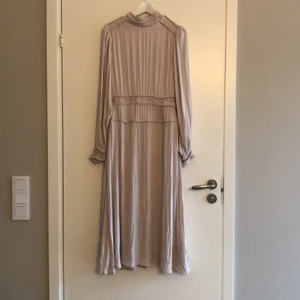 Super fin klänning - Säljer denna super fina klänning som passar perfekt till sommaren! Säljer då jag tyvärr köpte den i fel storlek, aldrig använd. 