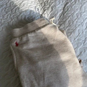 Mjukisbyxor  - Säljer ett par jätte fina mjukisbyxor från Ralph lauren. Jätte fint skick, bara andvänt en gång. Köptes för 800kr och Säljs för 200kr+frakt, stl xs