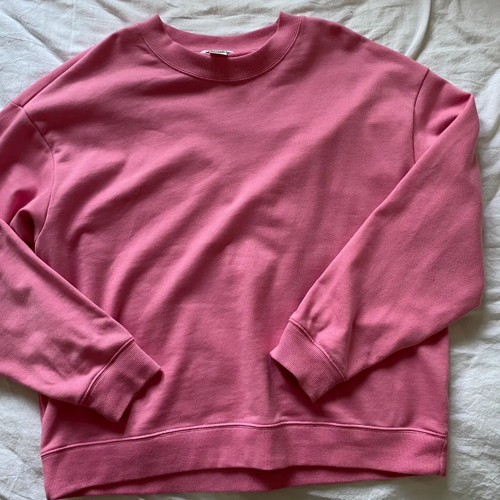 Superfin rosa sweatshirt från monki, endast använd ett fåtal gånger så den är i superbra skick💖 Säljer då den inte kommer till användning! . Hoodies.