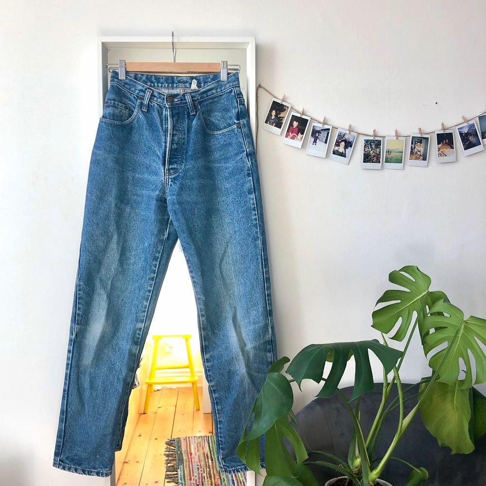 De ultimata vintagejeansen, inhandlade i Amsterdam men har tyvärr blivit för små för mig. Står 38 på lappen men är snarare en mindre storlek 36. Riktigt jeanstyg utan stretch, kommer hålla en evighet! Ordentligt högmidjade med raka ben. Märket Acquaverde är franskt och nya kostar jeansen runt 1500 kr. Mycket fint skick!. Jeans & Byxor.