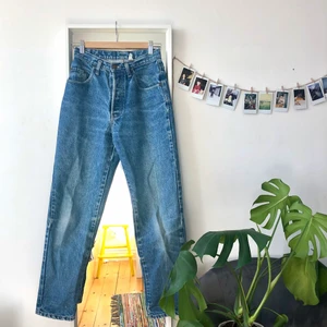 Vintagejeans - De ultimata vintagejeansen, inhandlade i Amsterdam men har tyvärr blivit för små för mig. Står 38 på lappen men är snarare en mindre storlek 36. Riktigt jeanstyg utan stretch, kommer hålla en evighet! Ordentligt högmidjade med raka ben. Märket Acquaverde är franskt och nya kostar jeansen runt 1500 kr. Mycket fint skick!