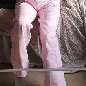 Zara jeans  - Zara jeans, nya med kvitto. Köpte men dem är för stora för mig, har ingen kvitto kvar. Jag är 163cm och de är lite långa. Köpte för 400kr, säljer för 200kr:)