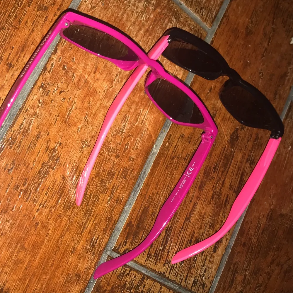 2 par fett snygga solglasögon som matchar varandra, i favvo färgen rosa. Säljer dom helst som par, men kan oxå sälja styckvis. Men då kostar dom lite mer.. Accessoarer.