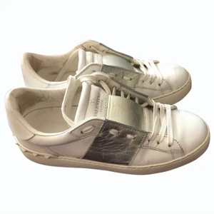 Valentino sneakers  - Intressekoll på mina valentino sneakers. I bra skick men täcken på användning finns. Mest att dom är lite slitna bak på hälen men inget jag tänker på när man har på sig dom. Kom gärna med prisförslag. Stl 36 (stora i storleken passar 36-37) 