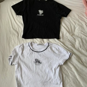 Pull&bear toppar - hej, säljer mina två jättefina toppar från pull&bear! I toppskick då jag nästan aldrig använt de. Skriv för fler bilder och frågor. Båda topparna är i XL men känns mer som M/S❤️