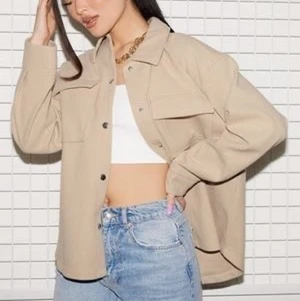 Majken skjortjacka - Letar efter den här jackan från Gina tricot i färgen beige strl xxs 