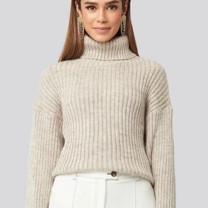 Stickad tröja - Säljer denna fina stickade tröjan med turtelneck. Den är knappast använd och i väldigt fint skick. Nypris 400kr.