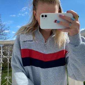 Sweatshirt - Grå sweatshirt från bershka🤍sparsamt använd. Frakt ej inkl!