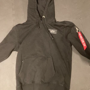 Apha hoodie - Varm alpha hoodie i storlek M, saknar en knapp som ni ser på sissta bilden 