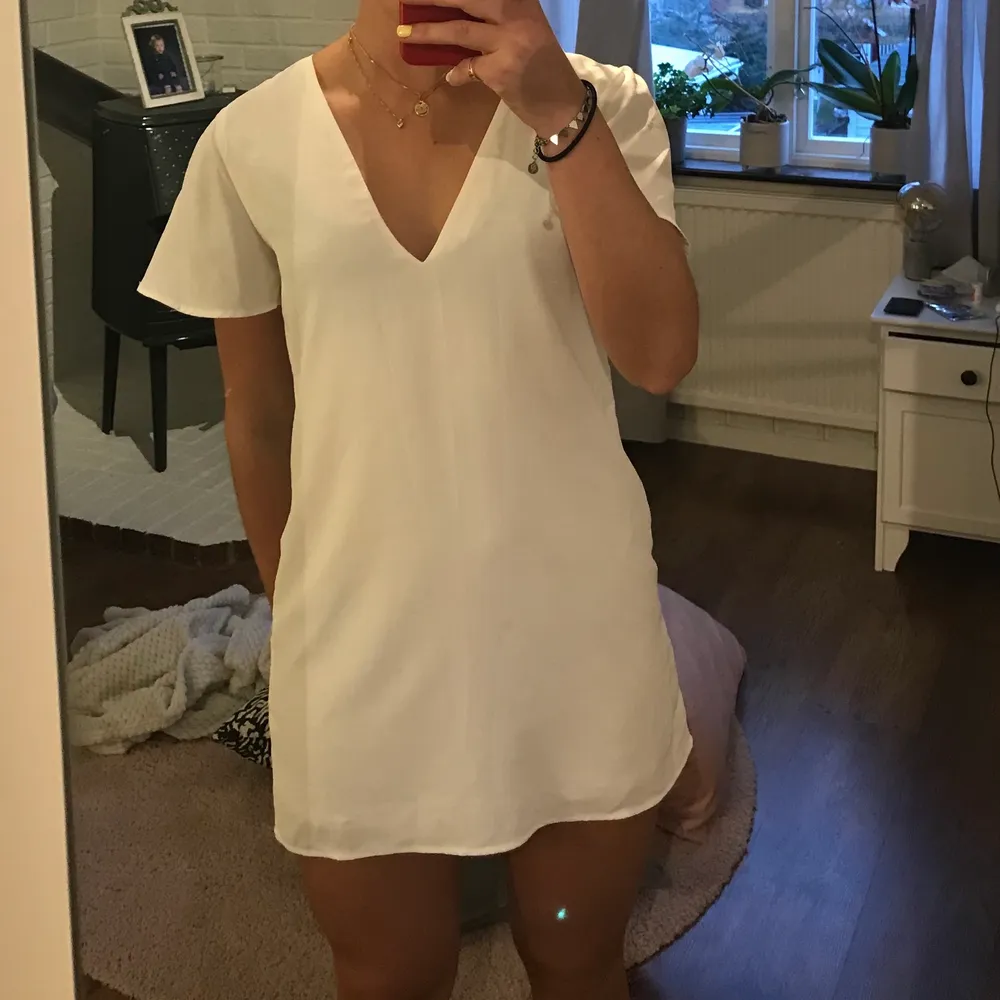 En fin vit klänning från NELLY EVE. Inte alls genomskinlig då det är dubbelt tyg. Tror jag har använt den 1 gång så väldigt bra skick! 🤍. Klänningar.