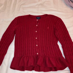 Kabelstickad tröja från Ralph Lauren storlek XL (16 år) - Jättefin och söt kabelstickad kofta från Ralph Lauren som sitter väldigt snyggt! Använd ett fåtal gånger och den är i fint skick💕 Köparen står för frakt.
