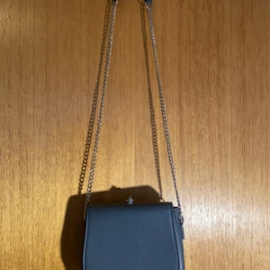 Väskor  - Använd 1 eller 2 gånger, i mycket bra skick. Frakten står kunden för.