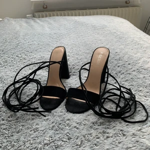 Klackskor - Säljer mina svarta klackskor från Nelly. Använda en gång på en bal. Har långa snören som man kan styla på olika sätt. De är i bra skick. Köparen står för frakten. (säljer jeansen på min profil) 💝