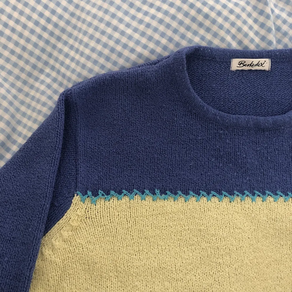säljer denna snygga vintage flerfärgad stickad tröja <3. Stickat.