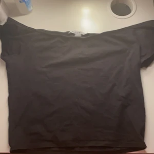 Off shoulder svart - Den äe storlek L men passar som M och S, den är kort också. Helt oanvänd.