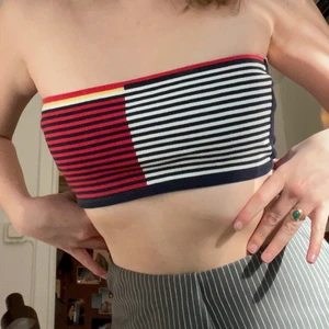Retro Bandeau - Sjukt snygg bandeau från Urban Outfitters, den är i nyskick och sitter jättebra! 🌷