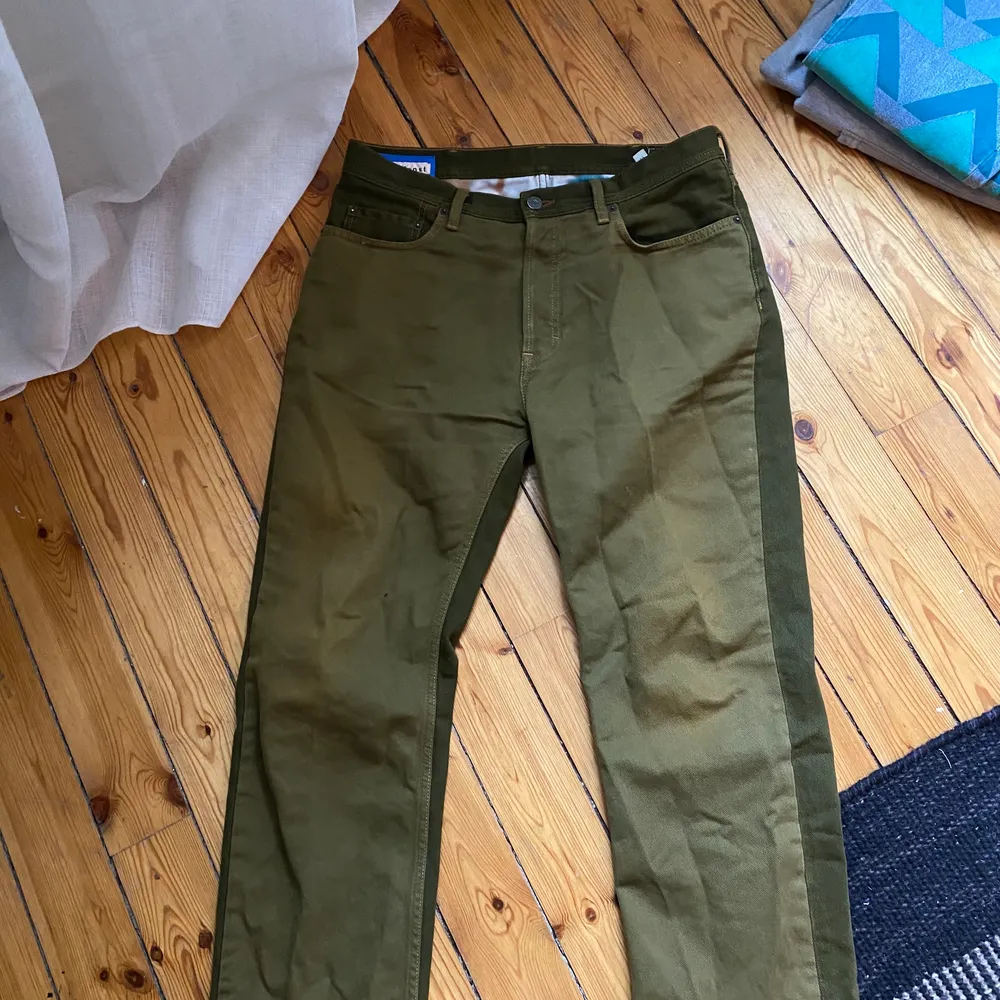 Acne blå konst, tvåfärgade jeans, olika nyanser av grön fram å bak. Finns i Stockholm men kan även skickas. Jeans & Byxor.