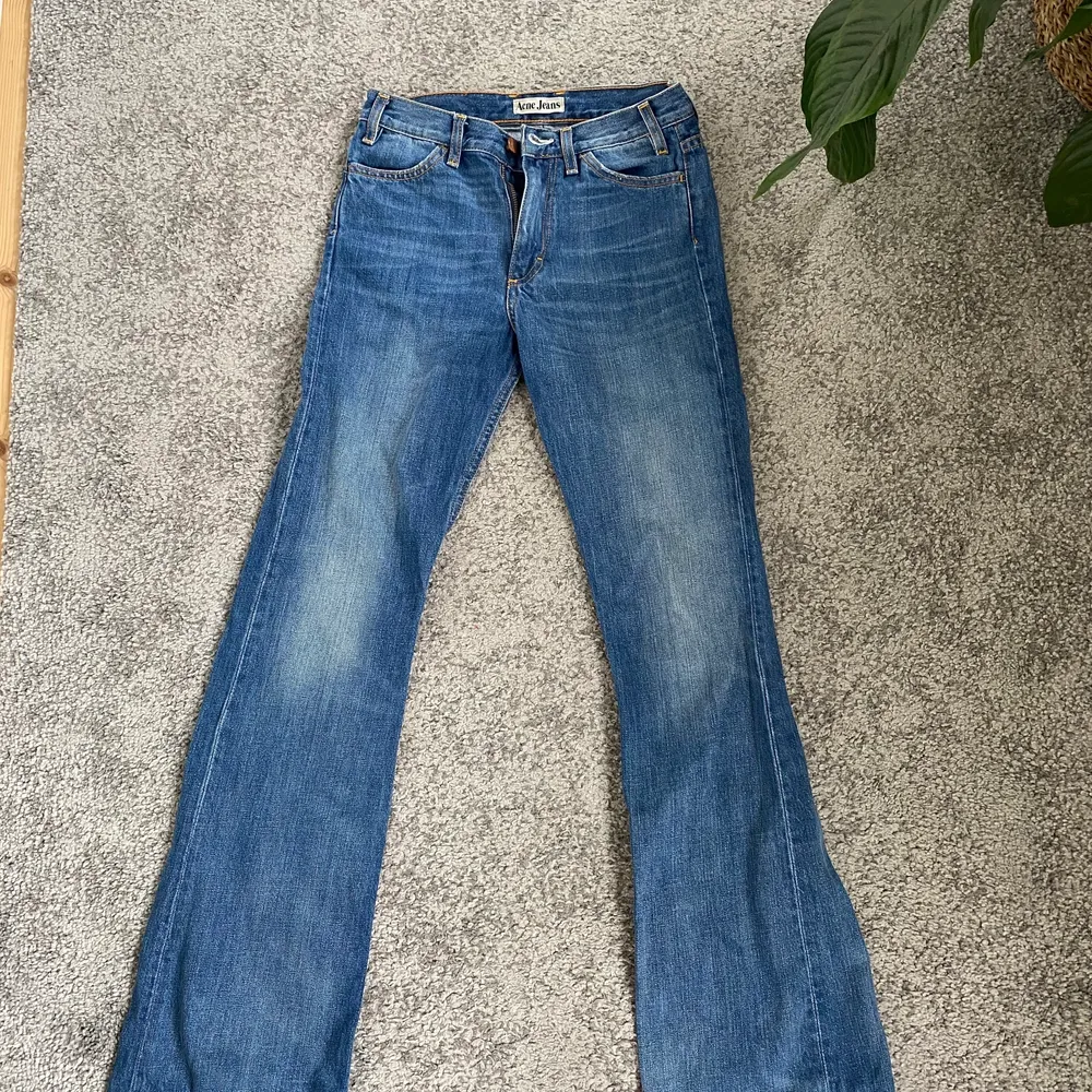 Ett par superfina mid Waist acne jeans som jag säljer för de inte passade mig. Jeans & Byxor.