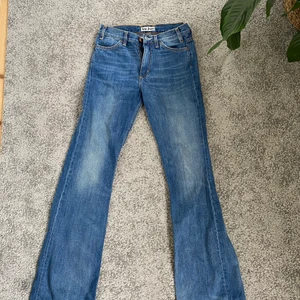 Acne jeans st 27/32 - Ett par superfina mid Waist acne jeans som jag säljer för de inte passade mig