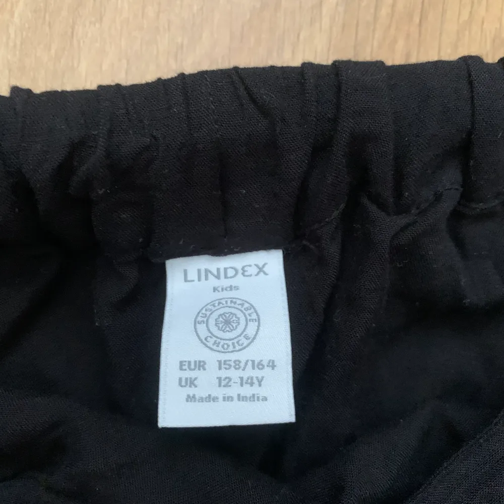 En lite längre kjol från Lindex med resårband där bak.  75kr + frakt 💞. Kjolar.