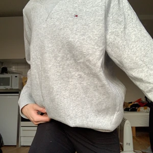 Tommy Hilfiger sweatshirt - Storlek L men sitter snyggt oversized om man är mindre än så! Inga fläckar 