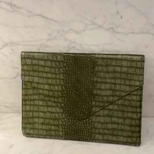 By bianca datorfodral - Säljer mitt datorfodral från by bianca! Använd men i bra skick!  Finns inte längre att få tag på. Hämtas på östermalm!