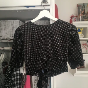 Svart sammets topp - Super fin sammets topp med glittriga prickar. Använd en gång 💕
