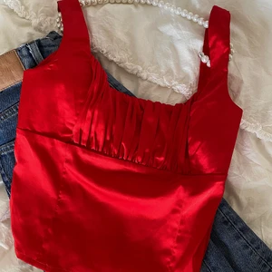 Superfin topp!! - Säljer nu min supersnygga topp som jag aldrig använder:( är verkligen supersnygg och skön!! budgivning som startar på 90kr🥰