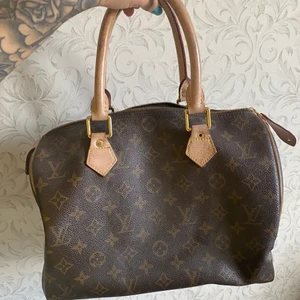 lousie vitton - Fake lousie vitton väska, är lite sliten på ena sidan och handtagen men annars fint skick och brakvalite! Kan budas ner