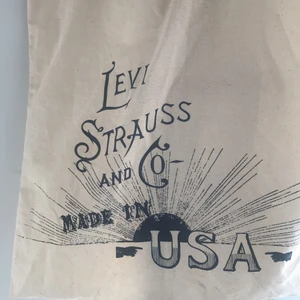 Tygväska - Säljer min jättefina Levis tygväska som jag aldrig har använt. Frakten ingår🤍