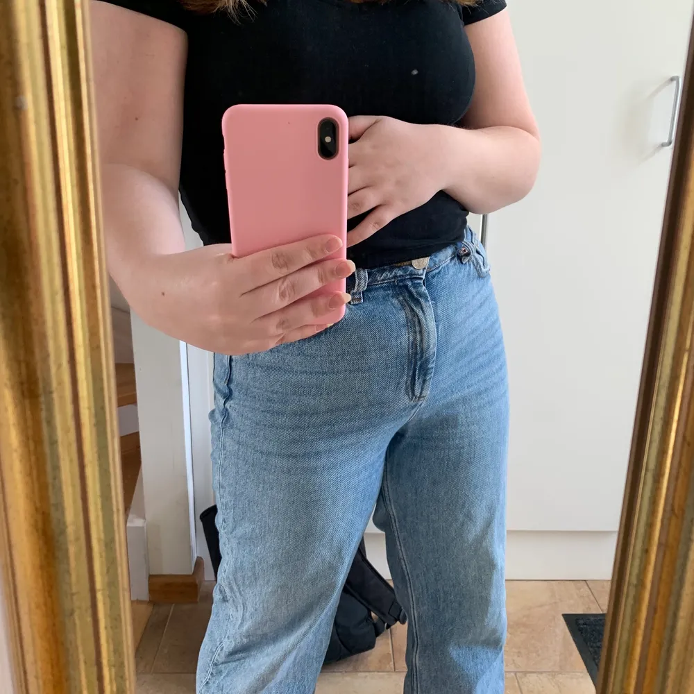 Superfina Monki jeans i modellen Mozik i bra kvalitet. Säljs då de inte riktigt kommer till användning längre. För referens är jag 162 cm och de går ner till mina anklar. Kan mötas upp i Stockholm💕. Jeans & Byxor.