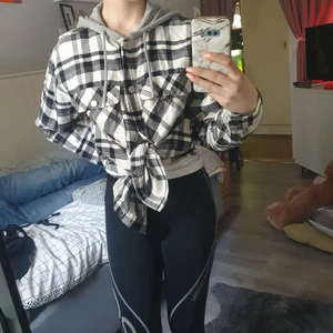 Rutig skjorta strl XS - Rutig skjorta med luva. Knappt använd då jag tycker den är lite för stor för mig! Vet ej var den är köpt då det var en present. Kan skickas eller mötas!