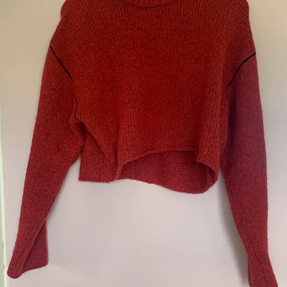 Röd croppad tröja med kontrasterande sömmar från Cheap Monday strl S. Stickat.