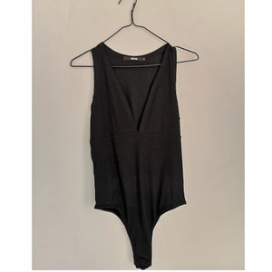 Djup v-ringad body  - Stl S, fint skick. Använd fåtal gånger. 