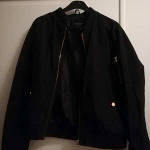 Svart bomberjacka  - Svart bomberjacka från lager 157. Storlek M. Fin oversized fit och inte mycket använd. 