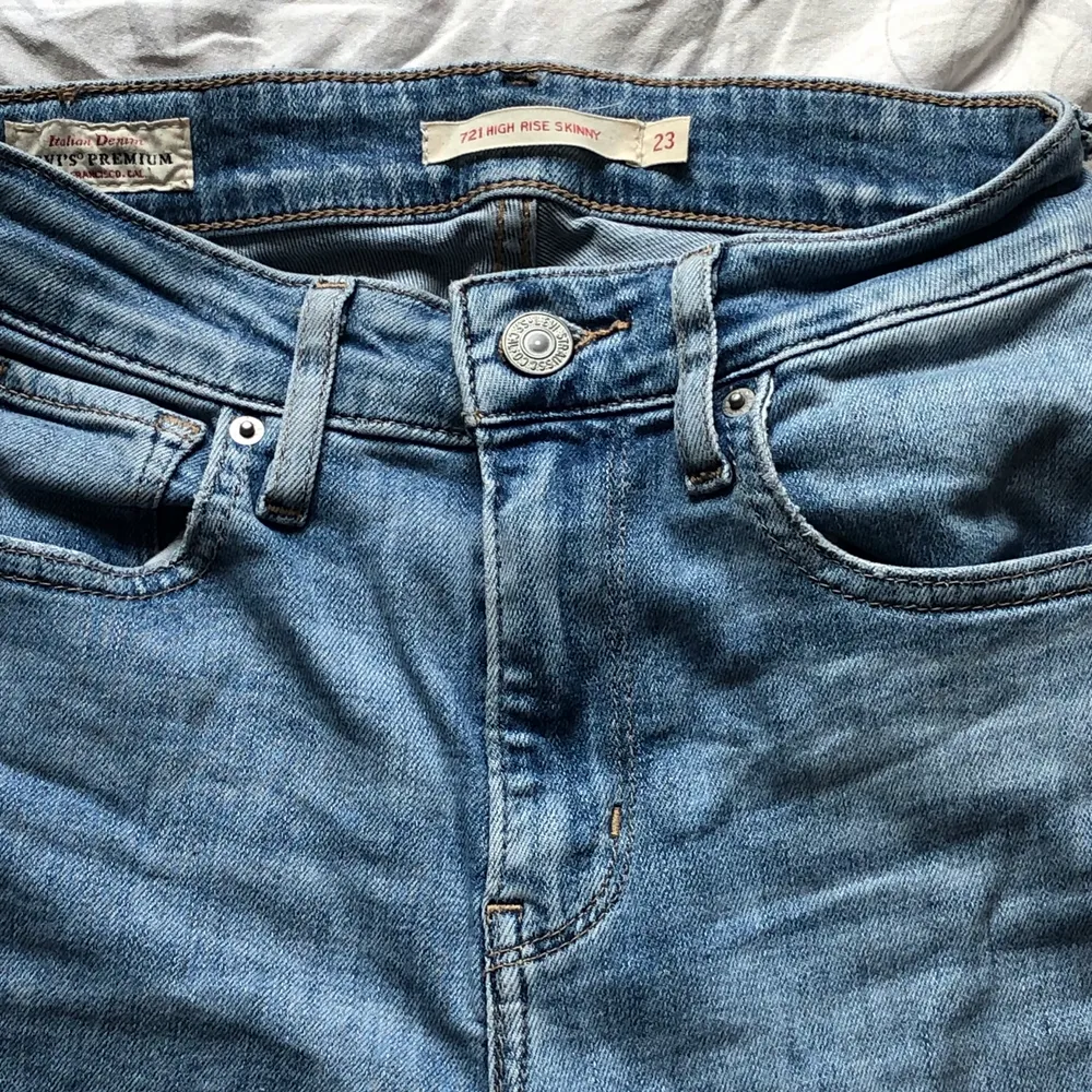 Säljer dessa Levis jeans då de inte kommer till användning <3 knappt använda! Nypriset var ca 800kr!! Priset sänks vid snabb affär <3. Jeans & Byxor.