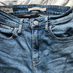 Säljer dessa Levis jeans då de inte kommer till användning <3 knappt använda! Nypriset var ca 800kr!! Priset sänks vid snabb affär <3