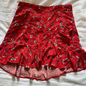 Kjol - Kjol från Gina Tricot i strl S. Väldigt fint skick.  Köparen står för frakten om du inte kan mötas upp (endast i Falköping).                                                                                 Om du kombinerar med fler av mina plagg tar jag endast en frakt avgift. Köparen ska även betala innan plagget skickas med ett bevis från swish. 