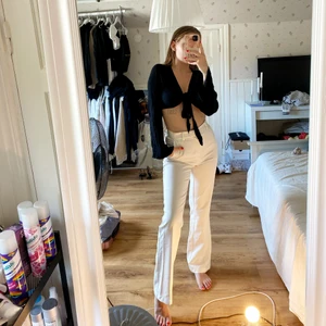 Kostymbyxor  - Vita kostymbyxor från Bikbok, endast använda 2ggr!! Så sjukt snygg passform 😮‍💨 storlek 34 