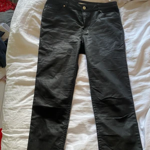 Byxor - Byxor från hm i strl 40. Väldigt fint skick.  Köparen står för frakten om du inte kan mötas upp (endast i Falköping).                                                                                 Om du kombinerar med fler av mina plagg tar jag endast en frakt avgift. Köparen ska även betala innan plagget skickas med ett bevis från swish. 