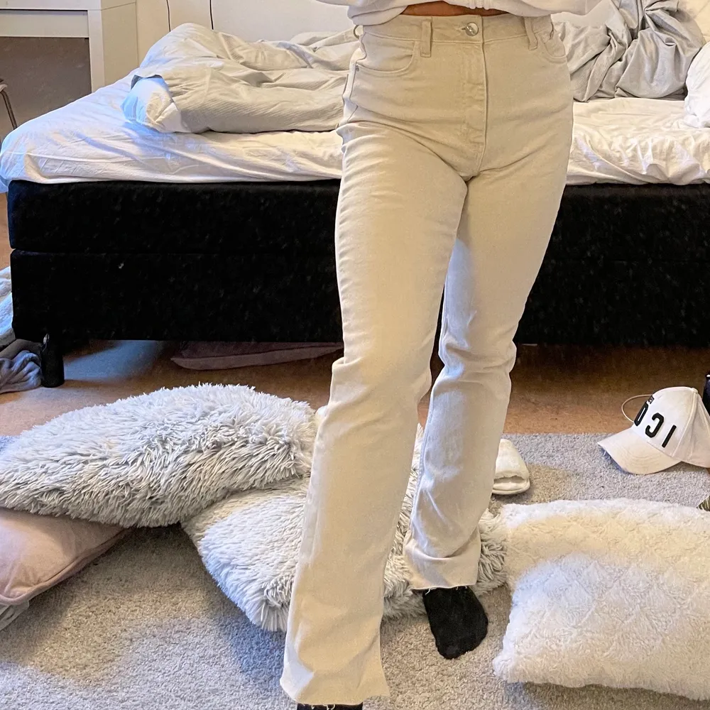 Zara Jeans i beige färg med slits. Väldigt snygg modell säljer då ja tycker dom är förstora tyvärr använda 2 gånger. Jeans & Byxor.