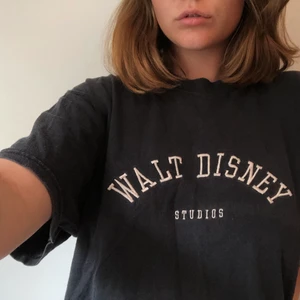 Disney tröja - Kortärmad mörkblå Walt Disney tröja. Strl S/M ( overaized fit) slutar vid höften