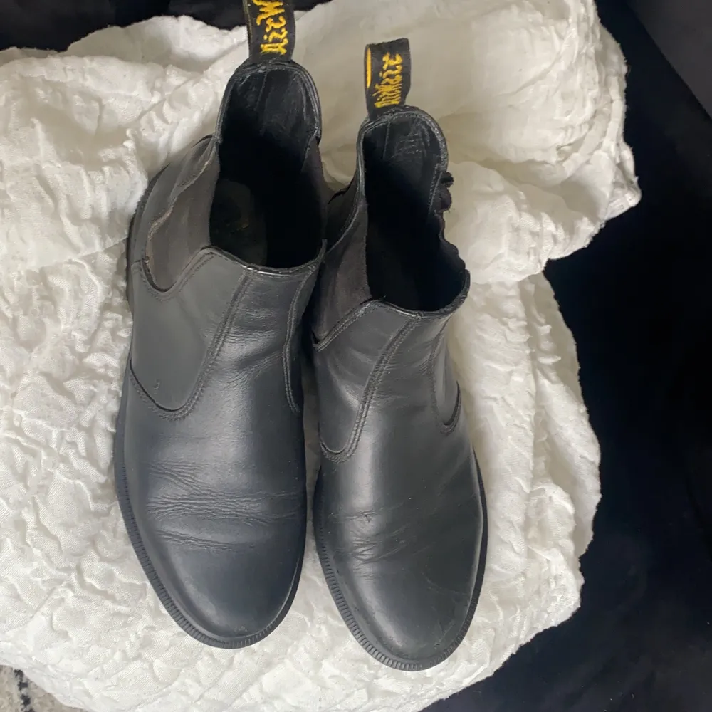 Dr. Martens (Laura Black). Svarta Chelsea-boots i läder med elastiska sidor. Luftfjädrande gummisulor. Goodyear-welted produkt. Bra grepp och halkmotstånd. Köptes förra hösten för 1900 kr. Storlek 41. Använda men i gott skick (se bilder).. Skor.