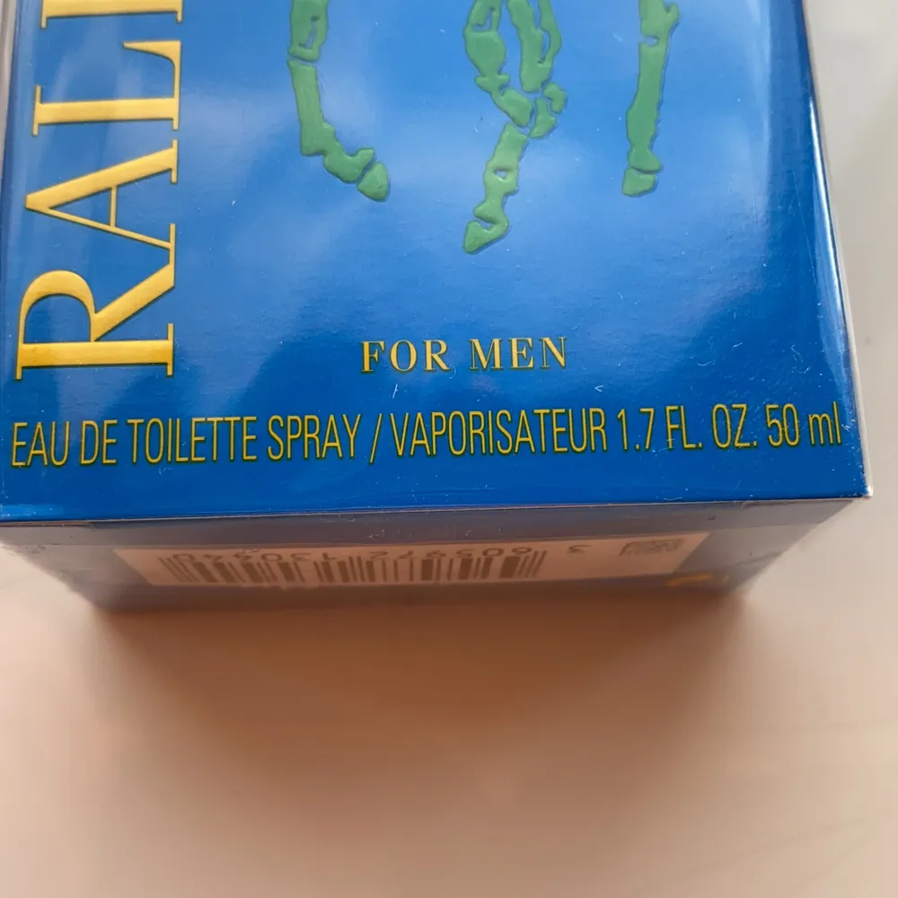 Helt oöppnad Big Poney Blue parfym från Ralph lauren! Säljer då jag råkade köpa i herr-doft istället för dam. Det är alltså en herrparfym! 50 ml, och doftar väldigt gott!  Nypris: 400kr. Övrigt.