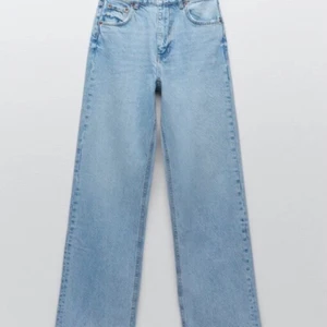 THE 90’S FULL LENGTH - The 90’s full length från Zars, storlek 38. Helt nya med lappen kvar:) Skriv vid intresse eller frågor💕OBS betalning via swish skrev innan jag skickar😊