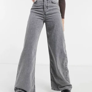 Vida jeans & Other Stories - Grå jeans i en vid modell från & Other Stories. Använda men jättebra skick!🤎 Storlek 26 i midjan men passar även en 25. Längden i benen skulle jag säga är ca 30. Skulle generellt säga att jeansen passar en XS/S❤️‍🔥 Slutsålda på många sidor!